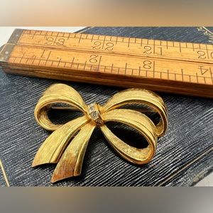 Vintage AVON bow brooch pin gold tone rhinestones